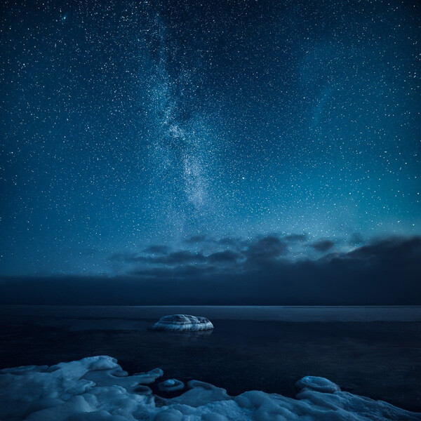 Mikko Lagerstedt的作品以静谧氛围著称，他拍摄了大量美丽的星空和风光照片，浩瀚星空与人迹的强烈对比，有如梦境一般让观者迷失……