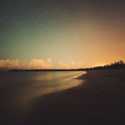 Mikko Lagerstedt的作品以静谧氛围著称，他拍摄了大量美丽的星空和风光照片，浩瀚星空与人迹的强烈对比，有如梦境一般让观者迷失……