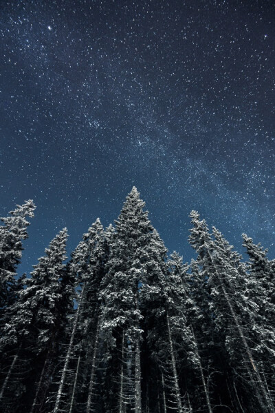 Mikko Lagerstedt的作品以静谧氛围著称，他拍摄了大量美丽的星空和风光照片，浩瀚星空与人迹的强烈对比，有如梦境一般让观者迷失……