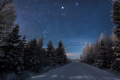 Mikko Lagerstedt的作品以静谧氛围著称，他拍摄了大量美丽的星空和风光照片，浩瀚星空与人迹的强烈对比，有如梦境一般让观者迷失……