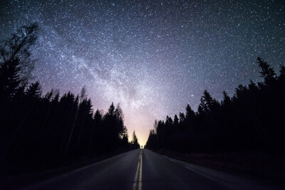 Mikko Lagerstedt的作品以静谧氛围著称，他拍摄了大量美丽的星空和风光照片，浩瀚星空与人迹的强烈对比，有如梦境一般让观者迷失……