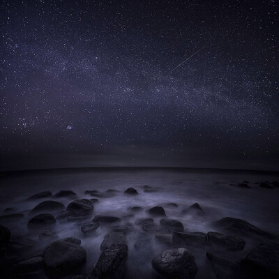 Mikko Lagerstedt的作品以静谧氛围著称，他拍摄了大量美丽的星空和风光照片，浩瀚星空与人迹的强烈对比，有如梦境一般让观者迷失……