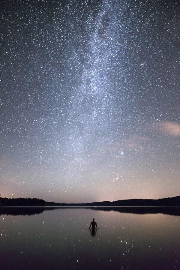 Mikko Lagerstedt的作品以静谧氛围著称，他拍摄了大量美丽的星空和风光照片，浩瀚星空与人迹的强烈对比，有如梦境一般让观者迷失……