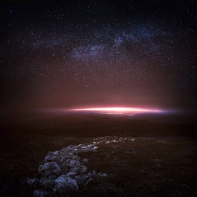 Mikko Lagerstedt的作品以静谧氛围著称，他拍摄了大量美丽的星空和风光照片，浩瀚星空与人迹的强烈对比，有如梦境一般让观者迷失……