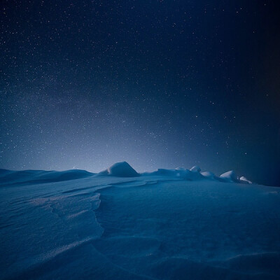 Mikko Lagerstedt的作品以静谧氛围著称，他拍摄了大量美丽的星空和风光照片，浩瀚星空与人迹的强烈对比，有如梦境一般让观者迷失……