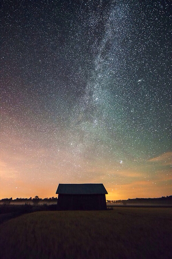 Mikko Lagerstedt的作品以静谧氛围著称，他拍摄了大量美丽的星空和风光照片，浩瀚星空与人迹的强烈对比，有如梦境一般让观者迷失……