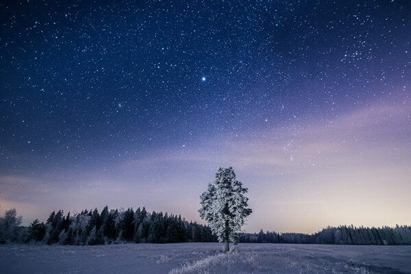 Mikko Lagerstedt的作品以静谧氛围著称，他拍摄了大量美丽的星空和风光照片，浩瀚星空与人迹的强烈对比，有如梦境一般让观者迷失……