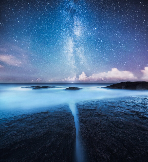 Mikko Lagerstedt的作品以静谧氛围著称，他拍摄了大量美丽的星空和风光照片，浩瀚星空与人迹的强烈对比，有如梦境一般让观者迷失……