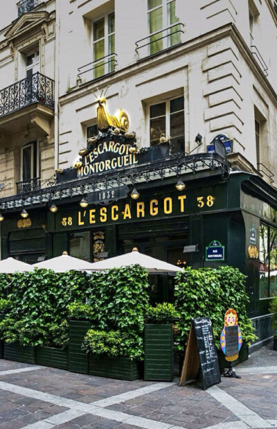 巴黎的蜗牛咖啡店。