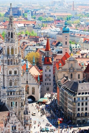 【捷克--布拉格】捷克共和国的首都和最大的城市，欧洲历史名城，位于捷克西部，捷克首都，面积约４９６平方公里，有着千塔之城，金色城市,万城之母之称。歌德说它是欧洲最美的城市，它是世界上第一个整座城市被指定为世界遗产的布拉格。布拉格这个名称来自德语，当地称它为布拉哈，意为“门槛”，其原因是伏尔塔瓦河在这里流经一个暗礁，水流湍急，酷似越过一个门槛。