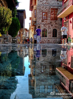 【土耳其--伊斯坦布尔】石镜，位于土耳其 伊斯坦布尔 （Istanbul），四周的建筑物倒映在光滑如镜的石面上，给人一种水上城市的错觉~~喜欢抱着相机在街头随意咔嚓