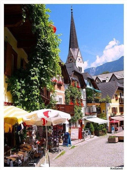 【奥地利--哈尔施塔特】（德语：Hallstatt），是奥地利上奥地利州萨尔茨卡默古特地区的一个村庄，位于哈尔施塔特湖湖畔，海拔高度511米，2005年12月有923名居民。其名称中的Hall可能源自于古克尔特语的“盐”，得名于村庄附近的盐矿，历史上这一地区就因盐而致富。1997年该村被列为世界文化遗产，现在是热门旅游目的地，步行十分钟可以走遍。