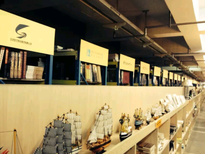 南京广州路的先锋书店，最美中国书店，由停车场改建而来，中外的精品书都有，喜欢的可以去看一看