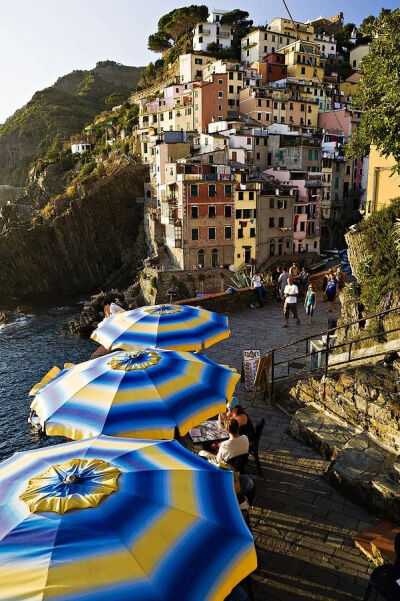 【意大利--五渔村】Riomagiore, Cinque Terre, Province of La Spezia, Liguria, Italy。意大利利古里亚大区拉斯佩齐亚省五渔村（又译：五乡地、五村镇）之一的里奥马焦雷。根据传说，此镇起源于公元八世纪希腊逃犯…