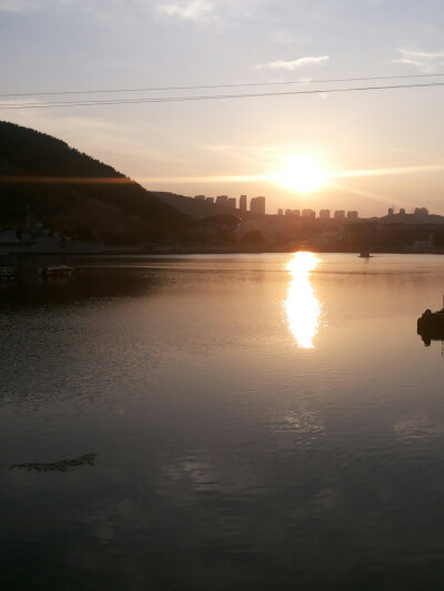 当山远海阔、当夕阳西下、余晖填满镜头、心中也填满了纷繁的杂念。