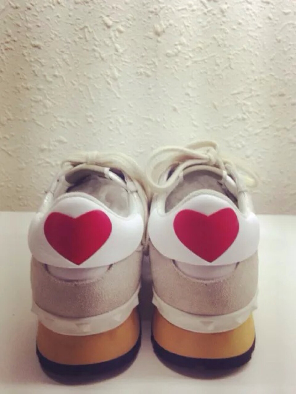 华伦天奴情侣款运动鞋。