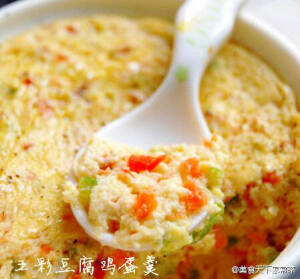 【五彩豆腐羹】1.嫩豆腐半块捣碎，或用料理机打成泥；2.胡萝卜去皮，跟青椒红椒一块儿剁成小颗粒；3.鸡蛋打散，放入蔬菜粒，放入豆腐泥拌匀；4.放少许盐，撒点儿黑胡椒粉拌匀；5.分装到到小碗中，盖上保鲜膜；6.上锅蒸10分钟；7.再撒少许黑胡椒粉。