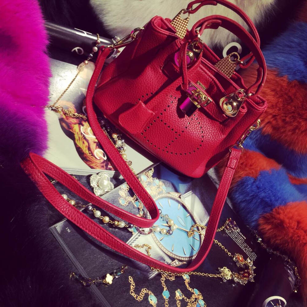 U-NEED11·09店庆预热第一波预热价 ¥148～H镂空锁头包，红，黑～