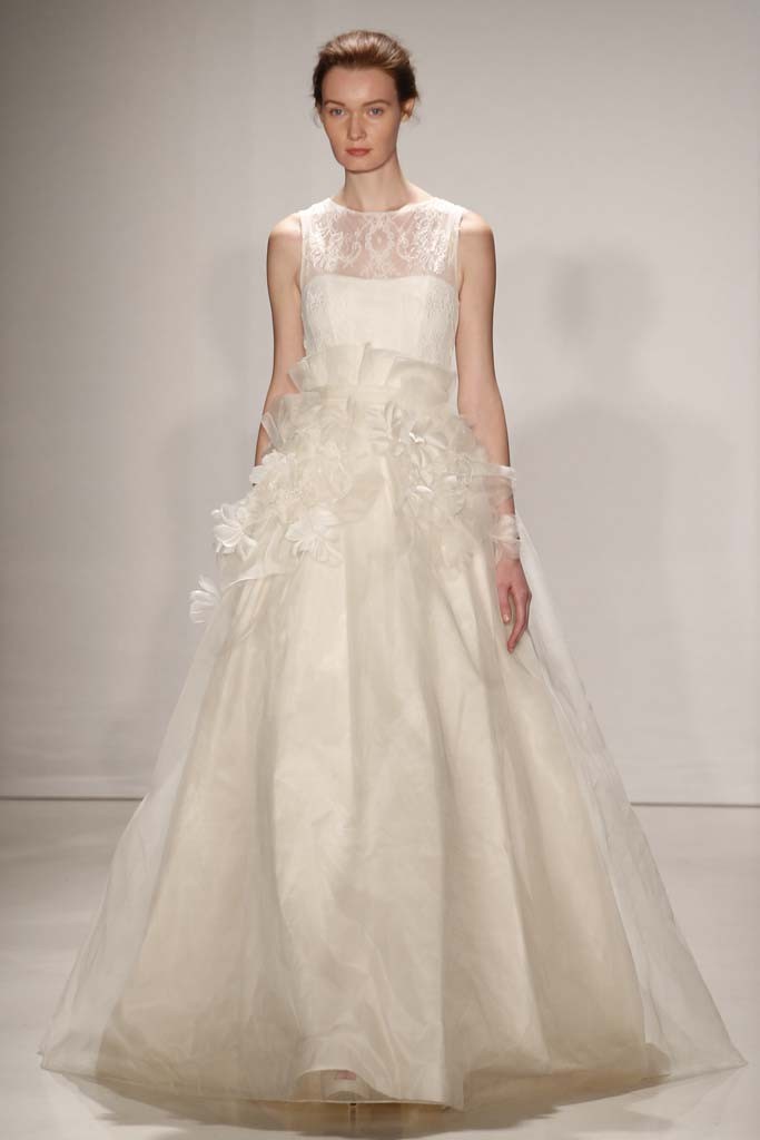 Amsale Bridal Fall 2015。秋冬婚纱发布。1985年，从为自己设计嫁衣开始的，25年对于婚纱的倾心投入使出生在埃塞俄比亚的Amsale Aberra1很善于将简约的线条变成瑰丽典雅的设计，法国蕾丝、丝花细节均用雅致的布料存托，合体的剪裁也了令每袭婚纱无比完美。