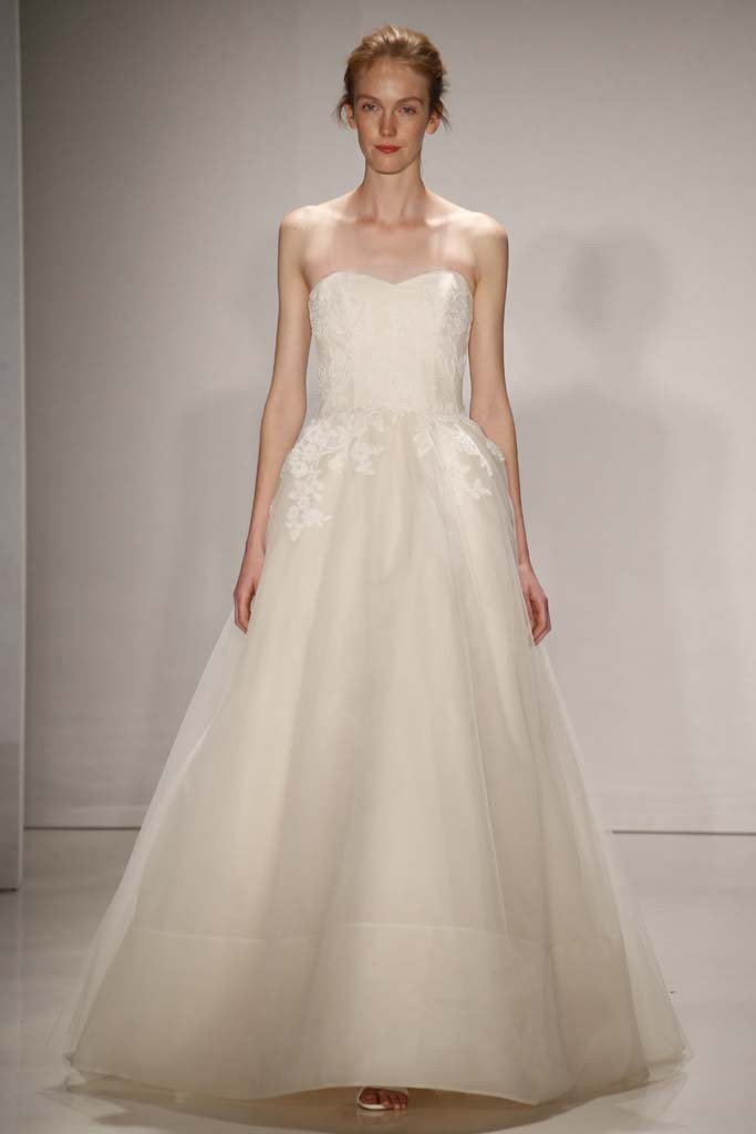 Amsale Bridal Fall 2015。秋冬婚纱发布。1985年，从为自己设计嫁衣开始的，25年对于婚纱的倾心投入使出生在埃塞俄比亚的Amsale Aberra1很善于将简约的线条变成瑰丽典雅的设计，法国蕾丝、丝花细节均用雅致的布料存托，合体的剪裁也了令每袭婚纱无比完美。