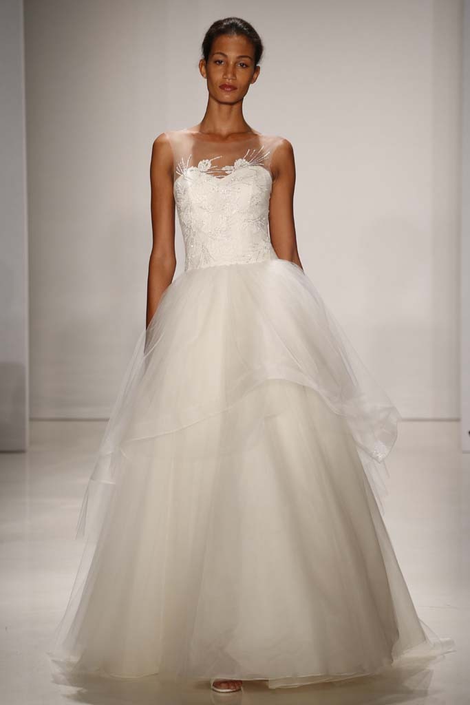 Amsale Bridal Fall 2015。秋冬婚紗發(fā)布。1985年，從為自己設(shè)計(jì)嫁衣開始的，25年對(duì)于婚紗的傾心投入使出生在埃塞俄比亞的Amsale Aberra1很善于將簡約的線條變成瑰麗典雅的設(shè)計(jì)，法國蕾絲、絲花細(xì)節(jié)均用雅致的布料存托，合體的剪裁也了令每襲婚紗無比完美。