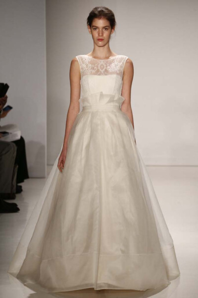 Amsale Bridal Fall 2015。秋冬婚纱发布。1985年，从为自己设计嫁衣开始的，25年对于婚纱的倾心投入使出生在埃塞俄比亚的Amsale Aberra1很善于将简约的线条变成瑰丽典雅的设计，法国蕾丝、丝花细节均用雅致的布料存…