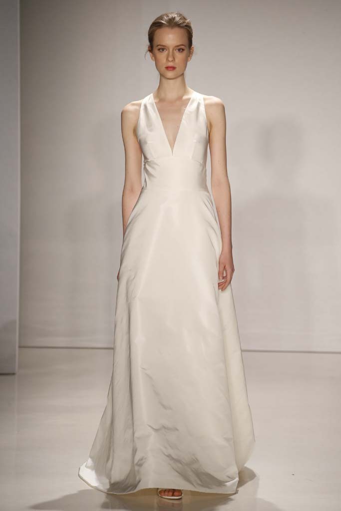 Amsale Bridal Fall 2015。秋冬婚纱发布。1985年，从为自己设计嫁衣开始的，25年对于婚纱的倾心投入使出生在埃塞俄比亚的Amsale Aberra1很善于将简约的线条变成瑰丽典雅的设计，法国蕾丝、丝花细节均用雅致的布料存托，合体的剪裁也了令每袭婚纱无比完美。