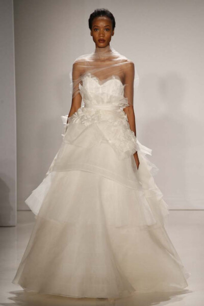 Amsale Bridal Fall 2015。秋冬婚纱发布。1985年，从为自己设计嫁衣开始的，25年对于婚纱的倾心投入使出生在埃塞俄比亚的Amsale Aberra1很善于将简约的线条变成瑰丽典雅的设计，法国蕾丝、丝花细节均用雅致的布料存…