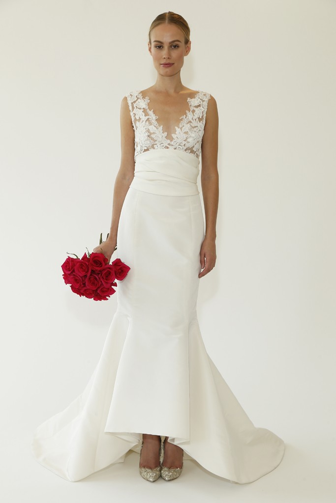 Oscar de la Renta Bridal Fall 2015。奥斯卡·德拉伦塔2015秋冬伦敦婚纱发布。蕾丝露肩抹胸修身廓形，在每一个细节之处都用尚蒂伊花进行锁边，这便是Oscar de la renta整体阵容。Oscar de la renta 还别出心裁的设计了一件短款镂空丝绸礼服裙，短小可爱，特别适合身材娇小鬼马精灵的新娘子穿。最新的金银丝绣花工艺也在他的作品中发挥了极致的作用，整个T台也变得波光闪闪，Oscar de la renta的手工刺绣的功夫真的让人赞叹不绝。