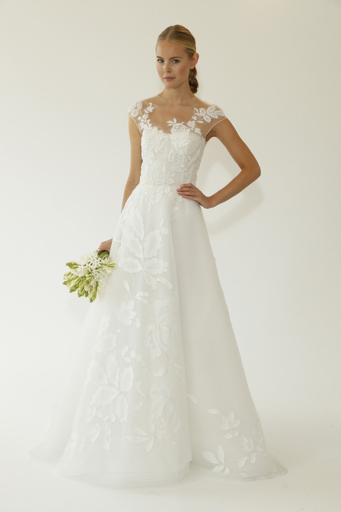 Oscar de la Renta Bridal Fall 2015。奥斯卡·德拉伦塔2015秋冬伦敦婚纱发布。蕾丝露肩抹胸修身廓形，在每一个细节之处都用尚蒂伊花进行锁边，这便是Oscar de la renta整体阵容。Oscar de la renta 还别出心裁的设计了一件短款镂空丝绸礼服裙，短小可爱，特别适合身材娇小鬼马精灵的新娘子穿。最新的金银丝绣花工艺也在他的作品中发挥了极致的作用，整个T台也变得波光闪闪，Oscar de la renta的手工刺绣的功夫真的让人赞叹不绝。