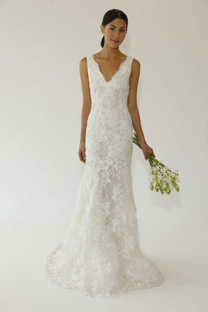 Oscar de la Renta Bridal Fall 2015。奥斯卡·德拉伦塔2015秋冬伦敦婚纱发布。蕾丝露肩抹胸修身廓形，在每一个细节之处都用尚蒂伊花进行锁边，这便是Oscar de la renta整体阵容。Oscar de la renta 还别出心裁的设计了一件短款镂空丝绸礼服裙，短小可爱，特别适合身材娇小鬼马精灵的新娘子穿。最新的金银丝绣花工艺也在他的作品中发挥了极致的作用，整个T台也变得波光闪闪，Oscar de la renta的手工刺绣的功夫真的让人赞叹不绝。