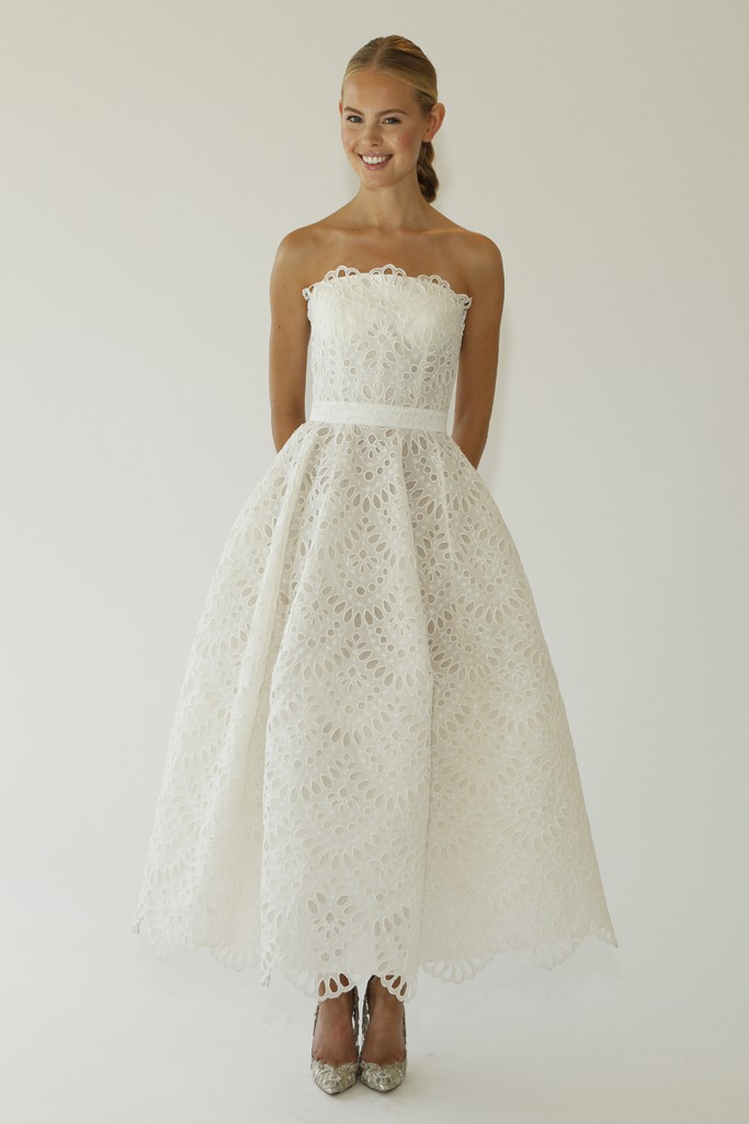 Oscar de la Renta Bridal Fall 2015。奥斯卡·德拉伦塔2015秋冬伦敦婚纱发布。蕾丝露肩抹胸修身廓形，在每一个细节之处都用尚蒂伊花进行锁边，这便是Oscar de la renta整体阵容。Oscar de la renta 还别出心裁的设计了一件短款镂空丝绸礼服裙，短小可爱，特别适合身材娇小鬼马精灵的新娘子穿。最新的金银丝绣花工艺也在他的作品中发挥了极致的作用，整个T台也变得波光闪闪，Oscar de la renta的手工刺绣的功夫真的让人赞叹不绝。