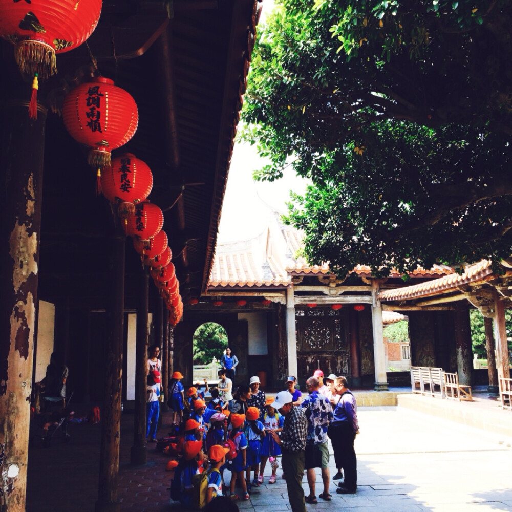 鹿港小鎮中的龍山寺。國小的老师帶領小學生們來遊玩。圖片by～寶貝熊