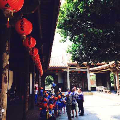 鹿港小鎮中的龍山寺。國小的老师帶領小學生們來遊玩。圖片by～寶貝熊