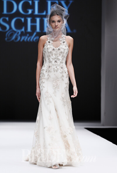 Badgley Mischka Fall 2015 wedding dress collection.巴吉利·米诗卡2015秋冬婚纱发布带着旧时好莱坞式的繁华与性感而来，两位设计师的作品中钉珠刺绣是一大亮点，无论是优雅的鱼尾还是经典的抹胸款式，这一工艺应用…