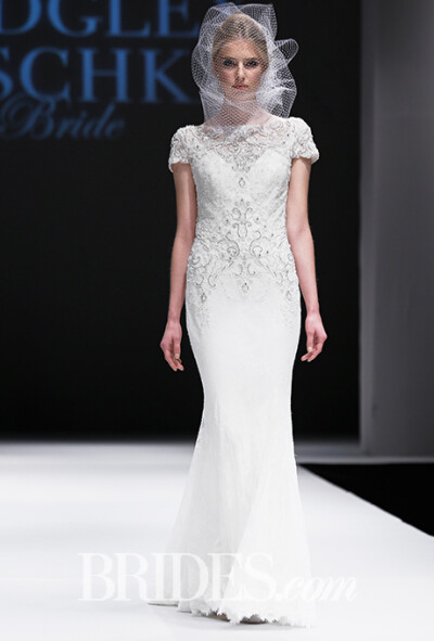 Badgley Mischka Fall 2015 wedding dress collection.巴吉利·米诗卡2015秋冬婚纱发布带着旧时好莱坞式的繁华与性感而来，两位设计师的作品中钉珠刺绣是一大亮点，无论是优雅的鱼尾还是经典的抹胸款式，这一工艺应用…