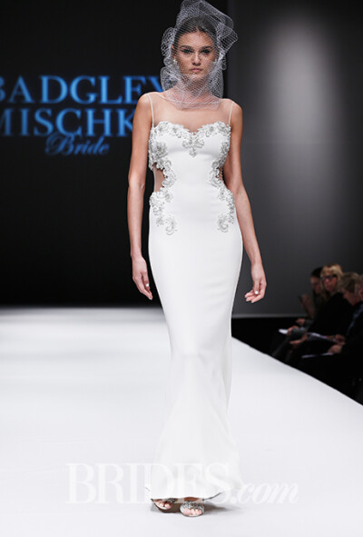 Badgley Mischka Fall 2015 wedding dress collection.巴吉利·米诗卡2015秋冬婚纱发布带着旧时好莱坞式的繁华与性感而来，两位设计师的作品中钉珠刺绣是一大亮点，无论是优雅的鱼尾还是经典的抹胸款式，这一工艺应用…