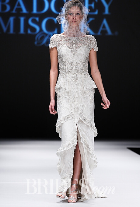 Badgley Mischka Fall 2015 wedding dress collection.巴吉利·米诗卡2015秋冬婚纱发布带着旧时好莱坞式的繁华与性感而来，两位设计师的作品中钉珠刺绣是一大亮点，无论是优雅的鱼尾还是经典的抹胸款式，这一工艺应用到极致。华丽的细节与层叠的3-D花朵刺绣共同成就了礼服的精致，网格面纱与华丽复古的婚纱互相辉映，将我们的记忆带那个繁华的时代，巴吉利·米诗卡(Badgley Mischka) 再一次重现了新娘的复古时尚。