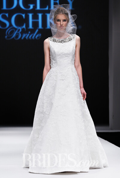 Badgley Mischka Fall 2015 wedding dress collection.巴吉利·米诗卡2015秋冬婚纱发布带着旧时好莱坞式的繁华与性感而来，两位设计师的作品中钉珠刺绣是一大亮点，无论是优雅的鱼尾还是经典的抹胸款式，这一工艺应用…