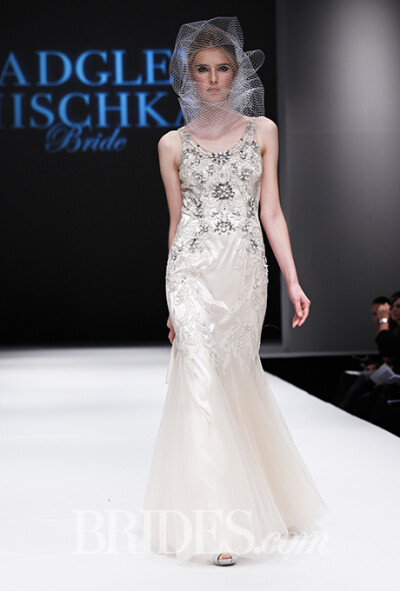 Badgley Mischka Fall 2015 wedding dress collection.巴吉利·米诗卡2015秋冬婚纱发布带着旧时好莱坞式的繁华与性感而来，两位设计师的作品中钉珠刺绣是一大亮点，无论是优雅的鱼尾还是经典的抹胸款式，这一工艺应用…