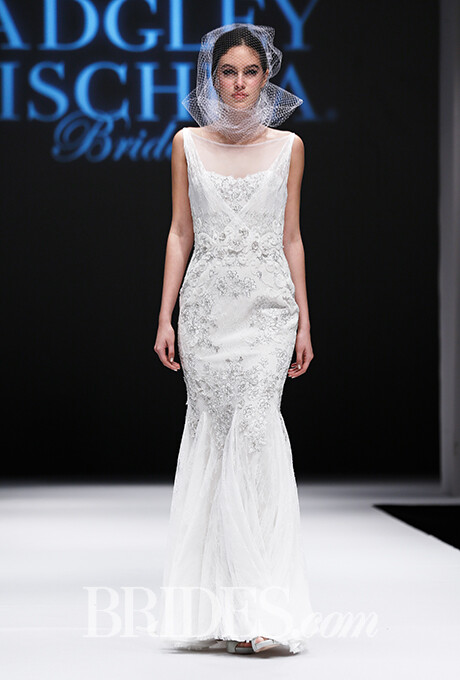 Badgley Mischka Fall 2015 wedding dress collection.巴吉利·米诗卡2015秋冬婚纱发布带着旧时好莱坞式的繁华与性感而来，两位设计师的作品中钉珠刺绣是一大亮点，无论是优雅的鱼尾还是经典的抹胸款式，这一工艺应用到极致。华丽的细节与层叠的3-D花朵刺绣共同成就了礼服的精致，网格面纱与华丽复古的婚纱互相辉映，将我们的记忆带那个繁华的时代，巴吉利·米诗卡(Badgley Mischka) 再一次重现了新娘的复古时尚。