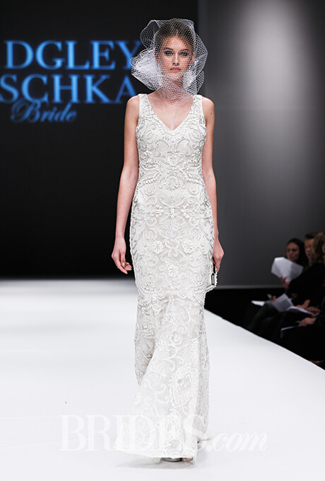 Badgley Mischka Fall 2015 wedding dress collection.巴吉利·米诗卡2015秋冬婚纱发布带着旧时好莱坞式的繁华与性感而来，两位设计师的作品中钉珠刺绣是一大亮点，无论是优雅的鱼尾还是经典的抹胸款式，这一工艺应用到极致。华丽的细节与层叠的3-D花朵刺绣共同成就了礼服的精致，网格面纱与华丽复古的婚纱互相辉映，将我们的记忆带那个繁华的时代，巴吉利·米诗卡(Badgley Mischka) 再一次重现了新娘的复古时尚。