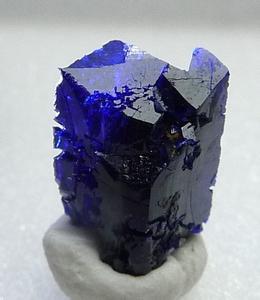 蓝铜矿(azurite)摩洛哥美丽深蓝色晶体 别名：石青 颜色特点：可用作颜料，颜色为深蓝色，土状块体呈浅蓝色，浅蓝色条痕。晶体呈玻璃光泽，土状块体呈土状光泽，透明至半透明。与孔雀石紧密共生，产于铜矿床氧化带中，是含铜硫化物氧化的次生产物。