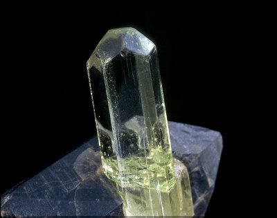 金绿柱石 别名：绿宝石 颜色特点：绿柱石宝石绿、蓝色最常见，黄绿、黄、粉红等色也常见，此外还有其他如褐、及白、灰、黑色的特殊异种。某些绿柱石可有色带。透明至半透明。玻璃光泽。英语绿柱石一词来源于希腊语“…