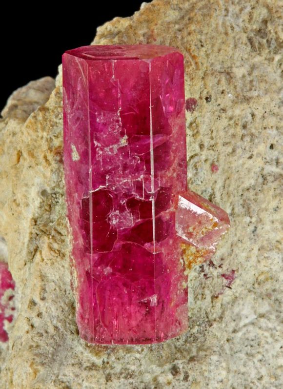 红色绿柱石又名柏比氏石.