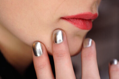 双鱼座 幸运色：银色：优雅的色调提醒着双鱼们仔细考虑，慎重行事，每件事或物后面都有他的价值。