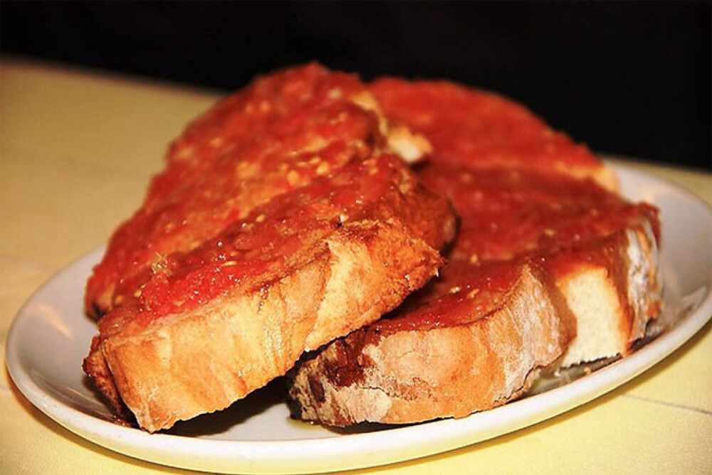 5.西班牙早餐——Pan a la Catalana或者是Pan con Tomate（一种面包）,西班牙的早餐一般很简单，但是却很美味。就是把新鲜的大蒜和成熟的番茄酱擦在面包上，然后加少许橄榄油和盐。为了满足更多的需求，也可以在面包的最上面放上些奶酪，火腿或者香肠。