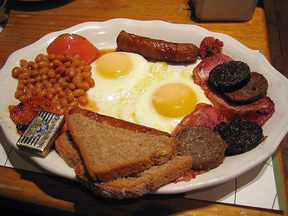 25.爱尔兰早餐---我们上面谈到过英国和苏格兰早餐，现在我们就来看看爱尔兰的早餐。那就是除此之外的白香肠和奶油苏打面包的搭配。