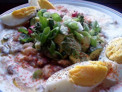 32.埃及早餐---这里选择了Foul Madamas作为埃及早餐，它由蚕豆，鹰嘴豆，大蒜和柠檬共同制作而成。图中你看见菜中滴有橄榄油，撒了辣椒，芝麻酱，煮蛋和一些绿色蔬菜丁儿。
