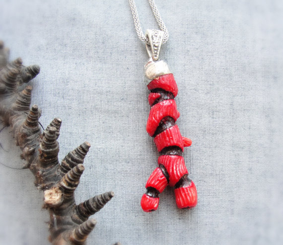 竹红珊瑚项链湾饰品 提问 $ 302.55 港元 手工制作的物品 材料：珊瑚，五金，链条，扣 从马尔马里斯，土耳其在全球船舶